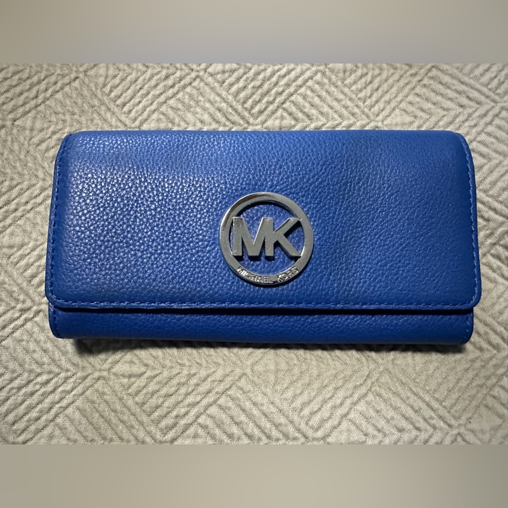 Michael Kors folding cow leather wallet with snap closure